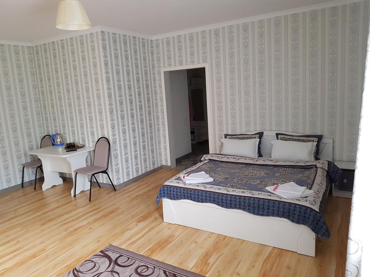 Mini Hotel Leila Alma-Ata Exteriör bild