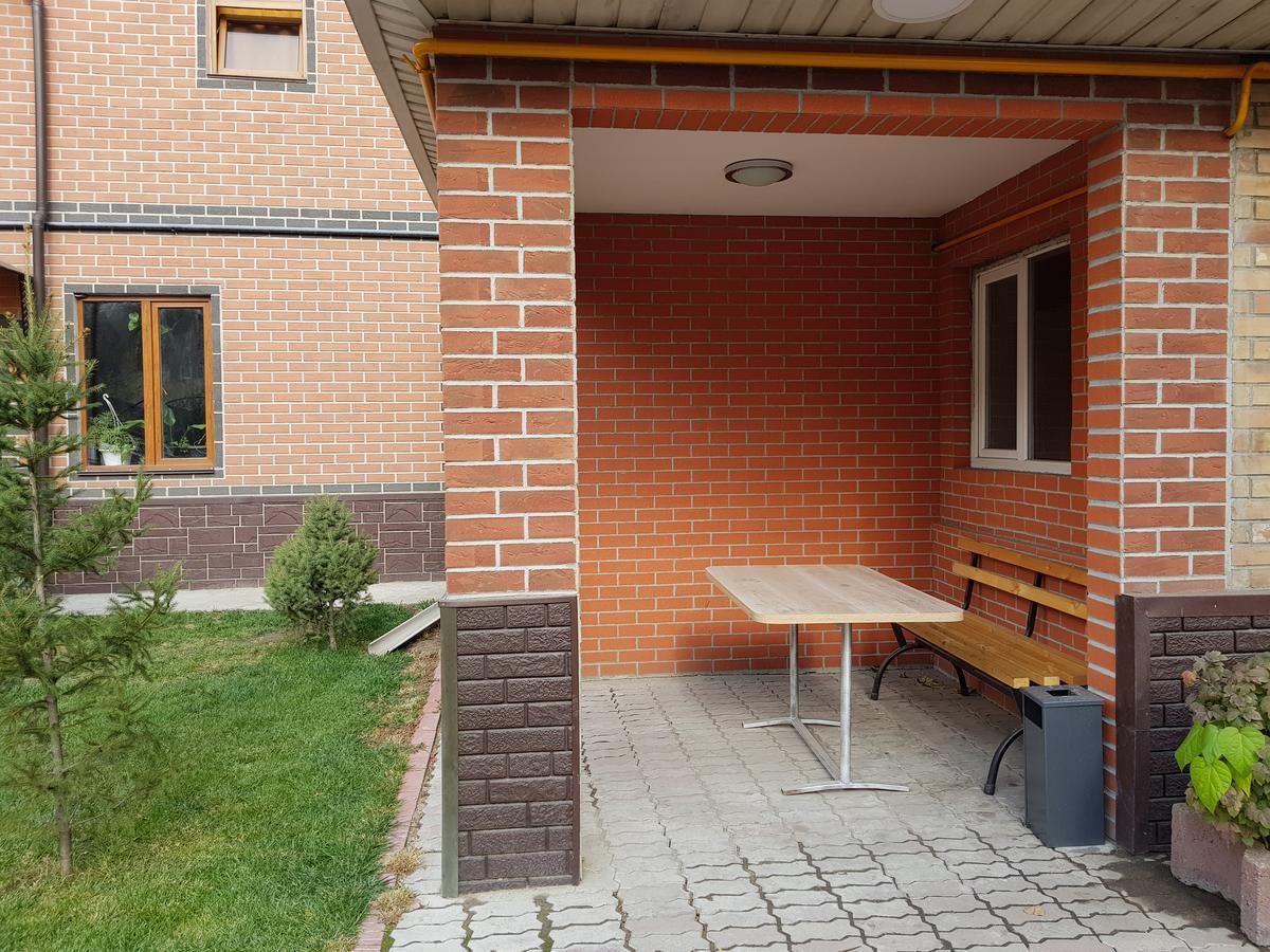 Mini Hotel Leila Alma-Ata Exteriör bild
